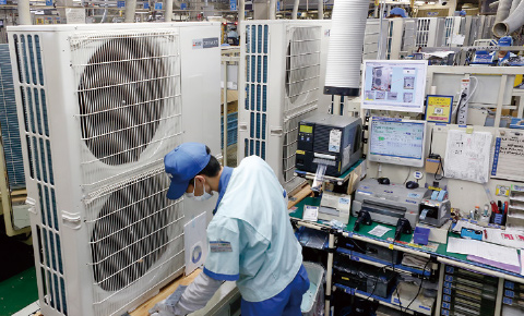 業務用エアコンの室外機の製造ラインで、冷媒封入作業者のミスによる不良発生を防止する !